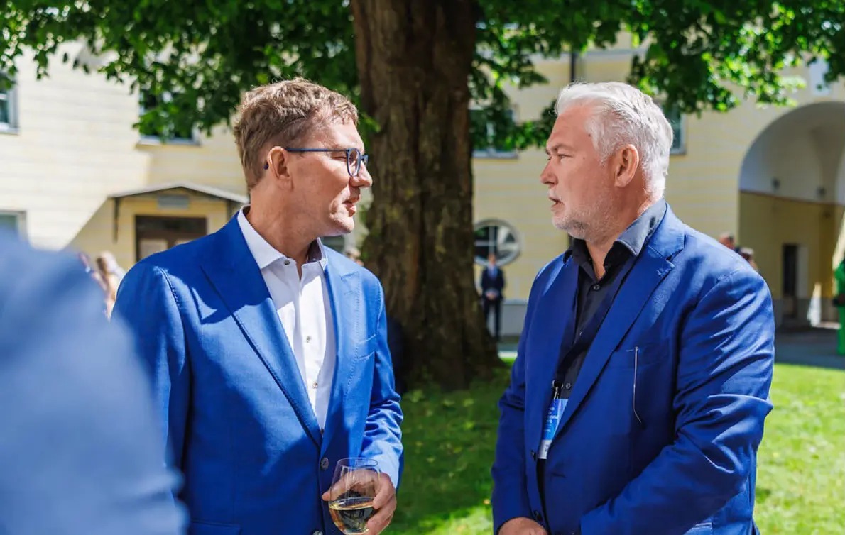 Morten Reimers in conversation with a guest outdoors during the Estonia's Friends International Meeting in Tallinn